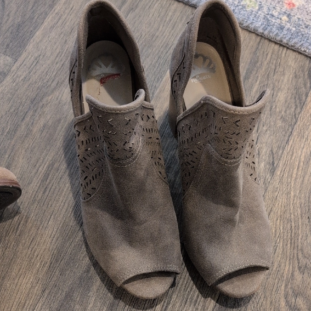 Fergalicious Harveys Gray Peep-Toe Mules. Size 11. - Picture 2 of 4